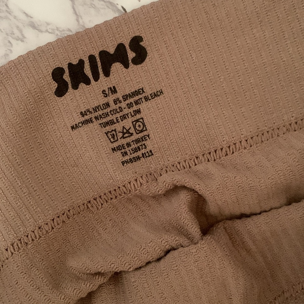 Skims “Desert” Ribbed Shorts - Picture 2 of 3